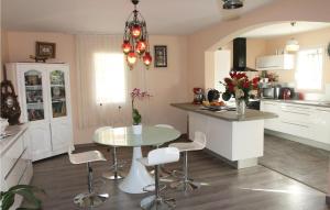 eine Küche mit einem Tisch und einem Esszimmer in der Unterkunft Beautiful Home In Les Angles With Kitchen in Les Angles Gard