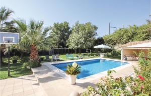 une villa avec une piscine et un panier de basket dans l'établissement Beautiful Home In Les Angles With Kitchen, aux Angles (Gard)
