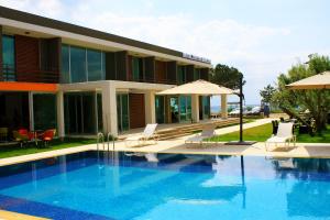 Bazén v ubytování Zeytin Bahcesi Hotel nebo v jeho okolí