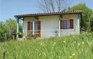 una pequeña casa en medio de un campo de hierba en Nice Home In St, Bressou With Kitchen en Saint-Bressou