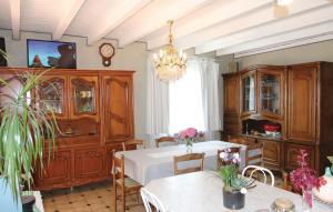 Restaurace v ubytování Nice Home In Puy Saint Martin With 3 Bedrooms, Private Swimming Pool And Outdoor Swimming Pool