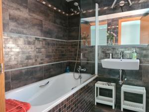 ein Badezimmer mit Badewanne und Waschbecken in der Unterkunft Apartamento El Remo in Torremolinos