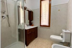 Et badeværelse på Oasi Vacation Rental + 9 billeder