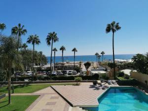 widok na basen i plażę w obiekcie Apartamento El Remo w mieście Torremolinos
