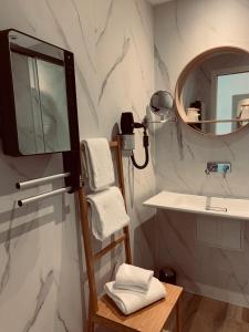 a bathroom with a sink and a mirror at Hôtel Restaurant Le Clos Fleuri in Castelnaudary