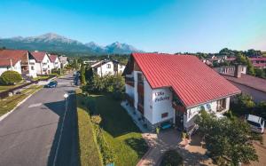 una vista aérea de una casa con techo rojo en Villa Felicity, en Nová Lesná