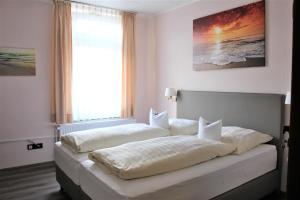 Säng eller sängar i ett rum på Hotel Schlömer