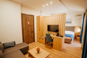TV a/nebo společenská místnost v ubytování West Apart Hotel + 37 fotografií