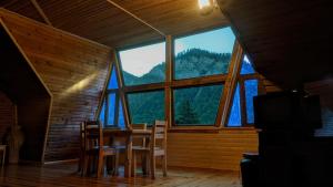 Pemandangan gunung umum atau pemandangan gunung yang diambil dari hotel