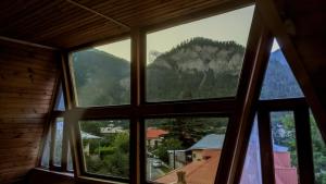 Pemandangan gunung umum atau pemandangan gunung yang diambil dari hotel