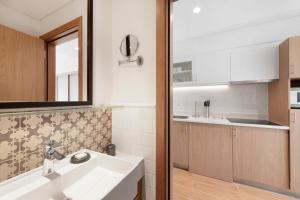un baño con lavabo y espejo en Aparthotel Adagio Dubai Deira, en Dubái 36 fotos más