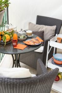 una mesa con platos de comida en el balcón en La Maison des Tout le Monde, en Sorrento