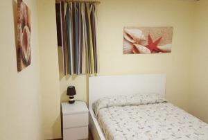 1 dormitorio con 1 cama y 1 estrella de mar en la pared en Camping Santamarta, en Cullera
