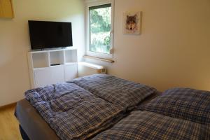 מיטה או מיטות בחדר ב-Ruhiges Ferienhaus am Waldrand mit Sauna und Kamin