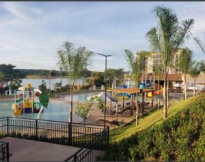 un parque con parque acuático y parque infantil en Praias do Lago ECO RESORT Bloco M Térreo, en Caldas Novas