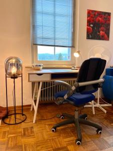 una oficina con escritorio, silla y ventana en Roggendorf 2, zentrumnah und voll ausgestattet en Mechernich