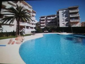 una gran piscina frente a un edificio en Primavera Sunshine, en Albir