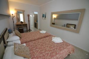 A bed or beds in a room at Santa Barbara Lakis Apartments