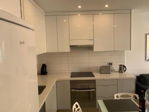 Kuchyň nebo kuchyňský kout v ubytování Costa Adeje-2 bed.apartment with double terrace