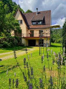 a house with a yard with flowers in front of it at La Araucania, 2 personnes - WIFI in Rombach-le-Franc