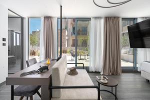 TV a/nebo společenská místnost v ubytování Hellenic Vibes Smart Hotel