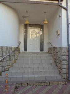 una rampa di scale che conduce a una porta bianca di vila Irina a Constanţa