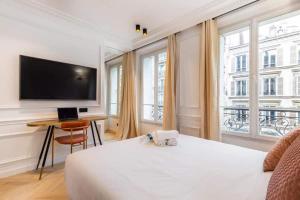 een hotelkamer met een bed en een flatscreen-tv bij CMG Lafayette - Gare de l'Est in Parijs