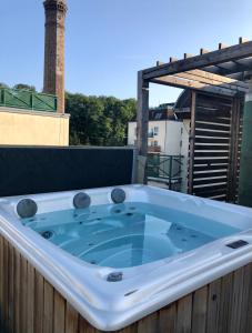 布拉格的住宿－Romantic studio with jacuzzi，屋顶上的一个按摩浴缸