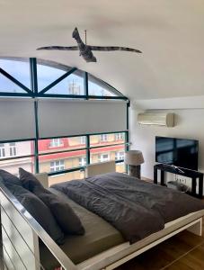 ein Schlafzimmer mit einem Bett und einem großen Fenster in der Unterkunft Romantic studio with jacuzzi in Prag
