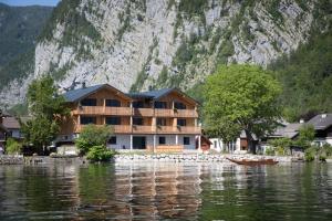 dom na brzegu zbiornika wodnego w obiekcie Boutiquehotel Strand Hallstatt - Adults only w Hallstatt
