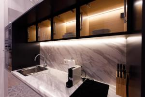 łazienka z umywalką i dozownikiem mydła na ladzie w obiekcie ZEUS Design Apartments Wasserwelt w Wiedniu