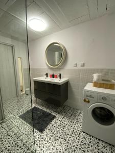 W łazience znajduje się pralka i umywalka. w obiekcie Countryside w mieście Füle