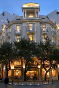 塞薩羅尼基的住宿－The Excelsior Small Luxury Hotels of the World，前面有树木的白色大建筑