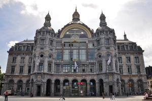 ein großes Gebäude mit Leuten, die davor laufen in der Unterkunft Trip Inn Eden Antwerpen in Antwerpen