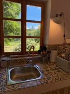 encimera de cocina con fregadero y ventana en Countryside, en Füle
