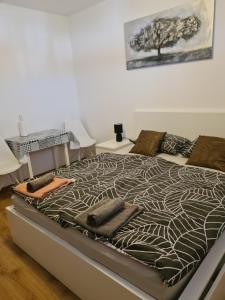 1 cama con edredón blanco y negro en una habitación en Apartments Petrovic, en Šilo