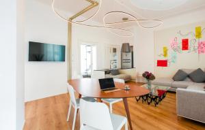 salon ze stołem i kanapą w obiekcie Ginger House Project, Boutique Art Apartment in Milan w Mediolanie