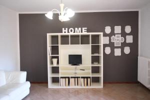 una estantería blanca con TV en una habitación en La Residenza dei Nonni, en Montefranco