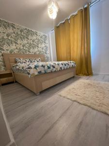 een slaapkamer met een bed en een tapijt bij Luxury House Medusa in Piteşti