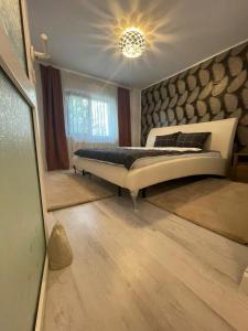 een slaapkamer met een groot bed in een kamer bij Luxury House Medusa in Piteşti +29 foto's