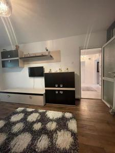 een woonkamer met een bed en een spiegel bij Luxury House Medusa in Piteşti