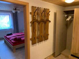 una habitación con esquís colgando en la pared en Ferienwohnung Zur Glewe, en Neustadt-Glewe
