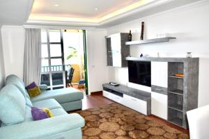 un soggiorno con divano e TV di Vista Mar Azul elegante y acogedor a Santa Úrsula