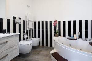 ソレントにあるLes Suites des Tout le Mondeの黒と白のストライプの壁のバスルーム