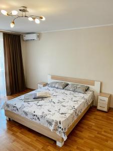 Tempat tidur dalam kamar di Apartment Sobornyi Prospect 95