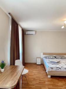 Tempat tidur dalam kamar di Apartment Sobornyi Prospect 95