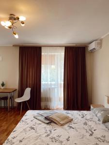 Rúm í herbergi á Apartment Sobornyi Prospect 95