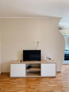 een woonkamer met een tv op een tafel bij Apartment Sobornyi Prospect 95 in Zaporozhye