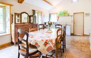 uma cozinha e sala de jantar com mesa e cadeiras em Stunning Home In St, Germain Du Pert With Kitchen em Saint-Germain-du-Pert