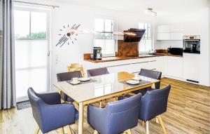cocina y comedor con mesa y sillas en 2 Bedroom Lovely Home In Boiensdorf, en Güstow
